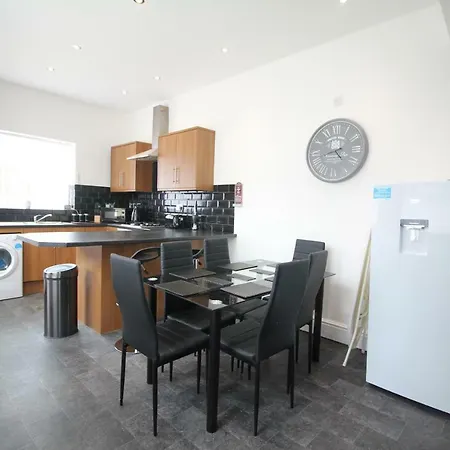Henthorne Choice - Large - Close To Town Centre Blackpool