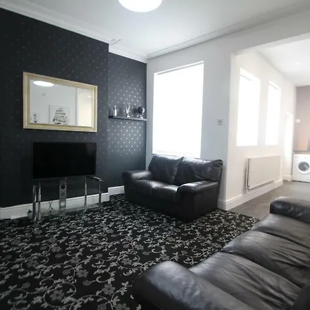 Henthorne Choice - Large - Close To Town Centre Blackpool