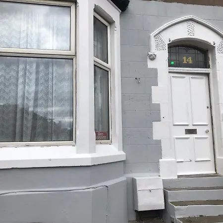 Victoria House - Self Catering Quiet - Adult Singles And Couples Only Gæstehus