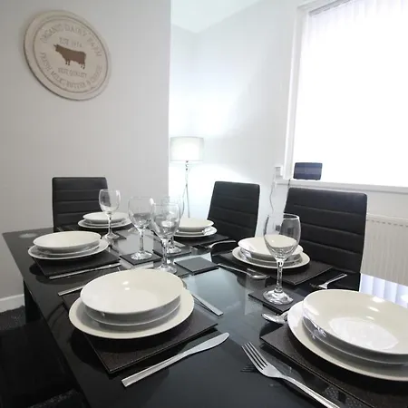 Egerton Choice - Town Centre - Modern And Spacious - Large *