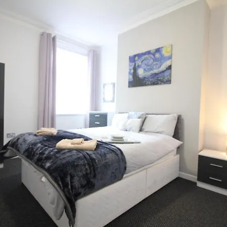 Egerton Choice - Town Centre - Modern And Spacious - Large Holiday home *