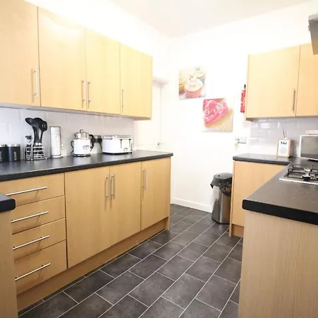 Egerton Choice - Town Centre - Modern And Spacious - Large Holiday home *