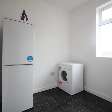 Egerton Choice - Town Centre - Modern And Spacious - Large Holiday home *