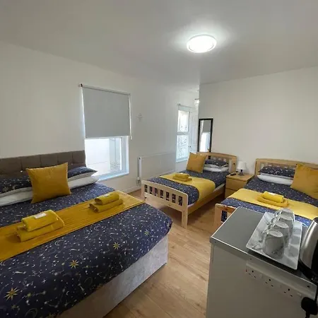 Guest house Ariana House Hotel-families And Couples Only *