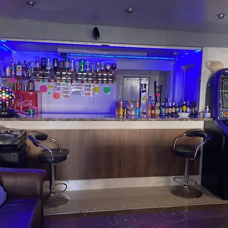Hotell The Woodfield , Indoor Heated Swimming Pool, Spacious Lounge And Bar 3*