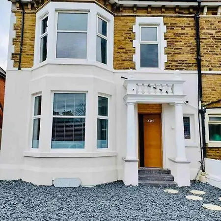 Beautiful Space Stylish And Modern! Perfect Location *