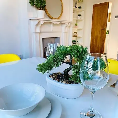 Beautiful Space Stylish And Modern! Perfect Location Apartment *