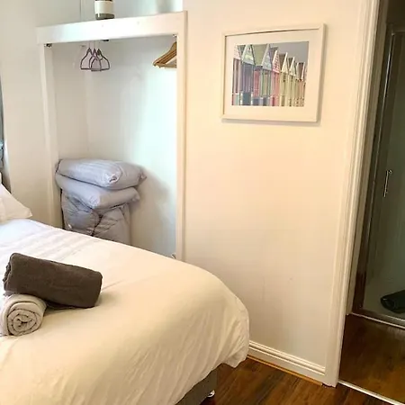 Beautiful Stylish And Modern Space! Perfect Location Lägenhet *