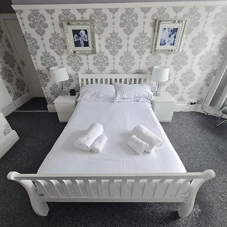 Queens Plaza 3* Blackpool