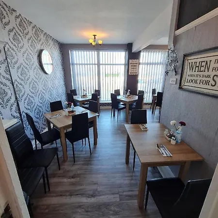 Queens Plaza Bed & Breakfast Blackpool