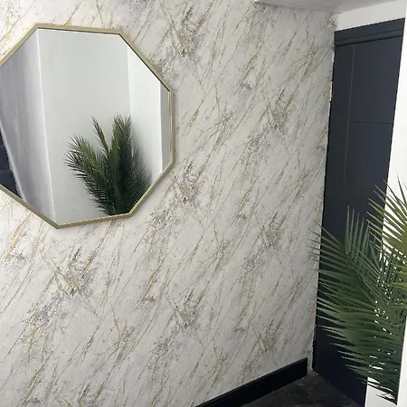 Apartment Feathers *