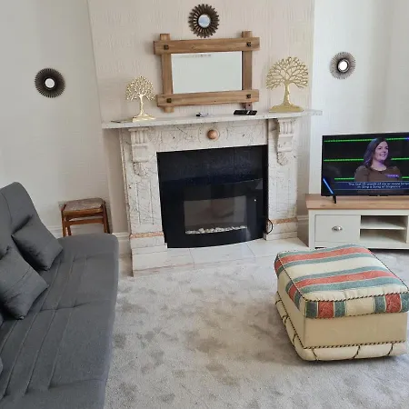 Lawnswood Apartment *