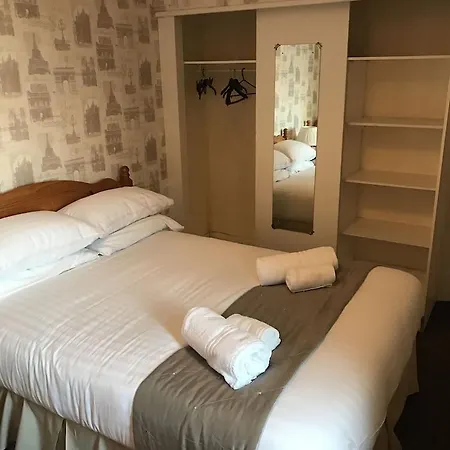 Queens Plaza Bed & Breakfast Blackpool