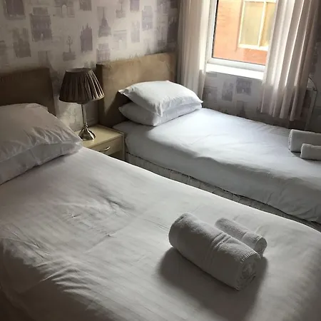 Queens Plaza Bed & Breakfast Blackpool