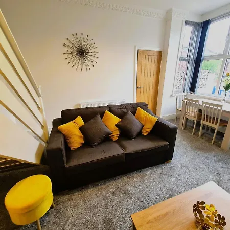 Tower Views 2 Bedroom House With Private Parking Blackpool