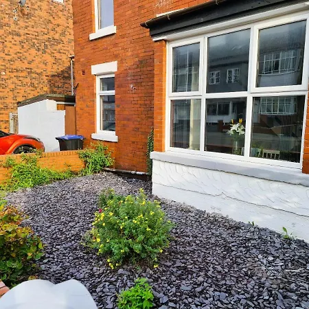 Tower Views 2 Bedroom House With Private Parking *