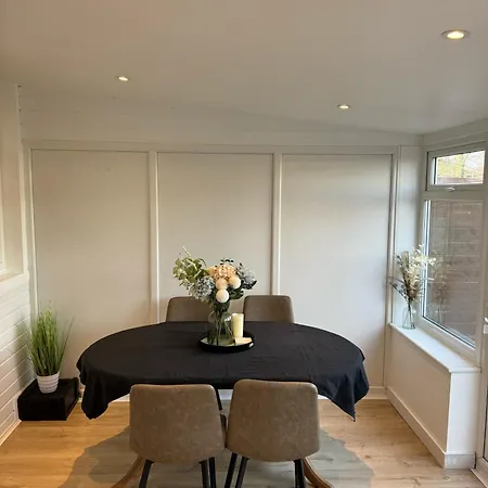 Elegant 2bd Family Retreat Town Holiday home *