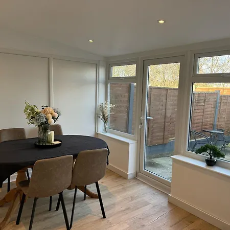 Elegant 2bd Family Retreat Town Holiday home *