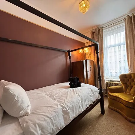 Anderton House, Unique 6 Bedroom * Blackpool