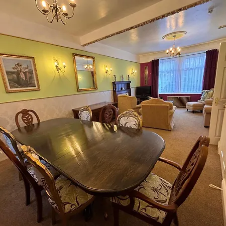 Anderton House, Unique 6 Bedroom Holiday home Blackpool