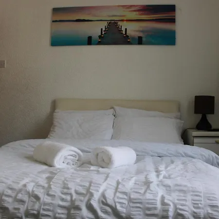 Lawnswood Apartment *