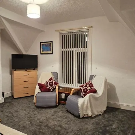 Lawnswood Apartment *