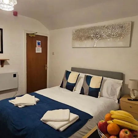 Lawnswood Apartment *