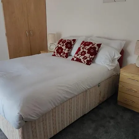 Lawnswood Apartment *