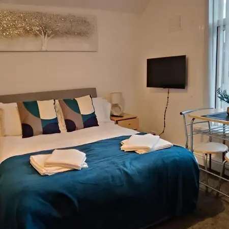 Lawnswood Apartment *