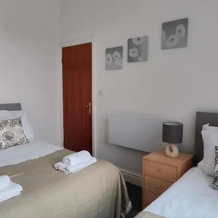 Lawnswood Apartment *