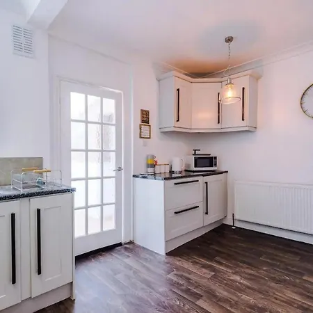 Holiday home Elegant 2bd Family Retreat Town *