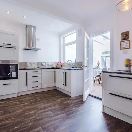 Elegant 2bd Family Retreat Town Holiday home *