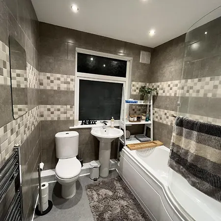 Elegant 2bd Family Retreat Town Holiday home