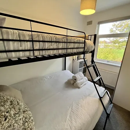 Holiday home Elegant 2bd Family Retreat Town *