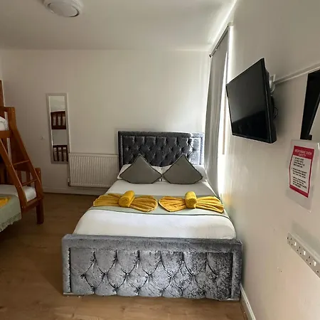 Guest house Ariana House Hotel-families And Couples Only *