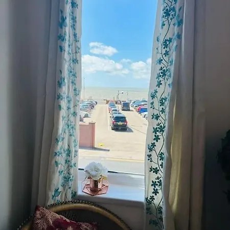 2 Bedroom With Seaside Views Blackpool