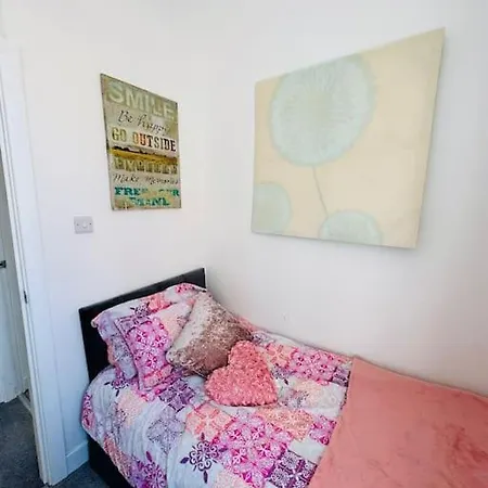 2 Bedroom With Seaside Views Apartment *
