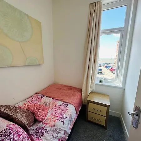 2 Bedroom With Seaside Views Apartment *