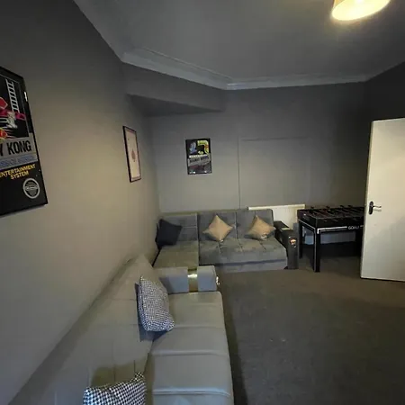 Spacious 6-bedroom In Bedes, Blackpool