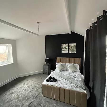 Spacious 6-bedroom In Bedes, Holiday home *