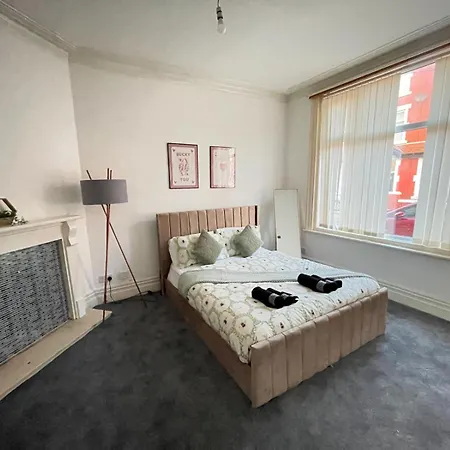 Spacious 6-bedroom In Bedes,
