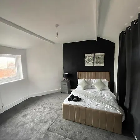Spacious 6-bedroom In Bedes, *