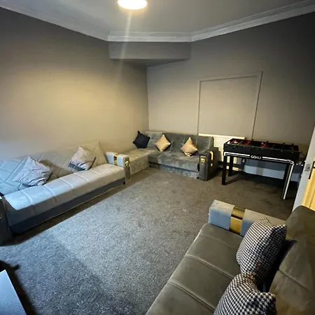 Spacious 6-bedroom In Bedes,