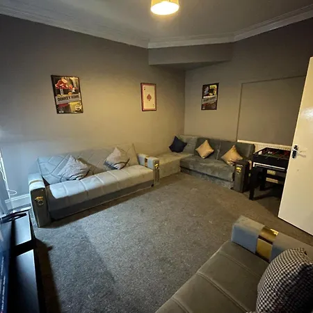 Holiday home Spacious 6-bedroom In Bedes, Blackpool