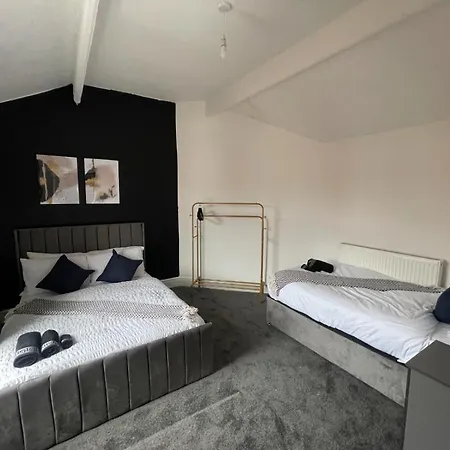 Spacious 6-bedroom In Bedes, *