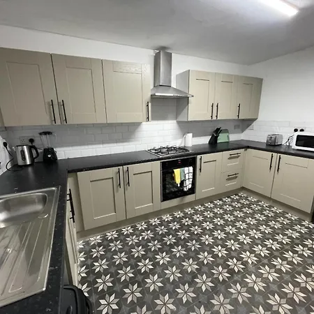 Spacious 6-bedroom In Bedes, Holiday home