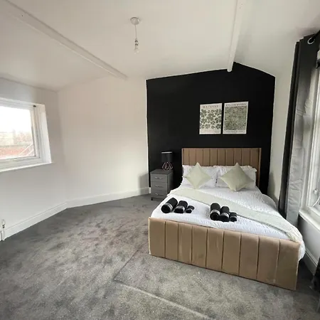Spacious 6-bedroom In Bedes, *