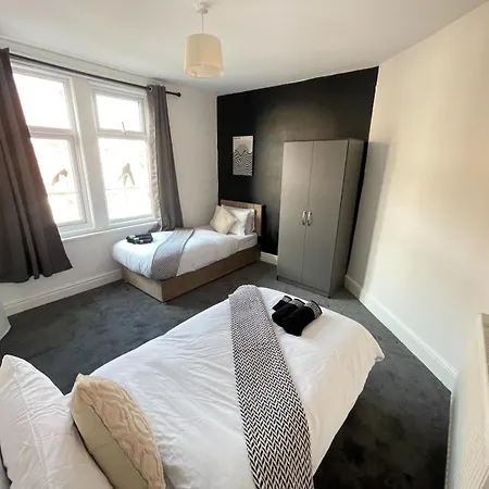 Spacious 6-bedroom In Bedes, Holiday home *