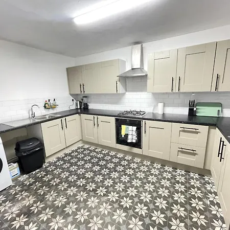 Holiday home Spacious 6-bedroom In Bedes, Blackpool