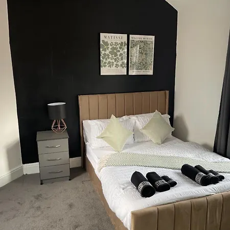 Spacious 6-bedroom In Bedes, Holiday home